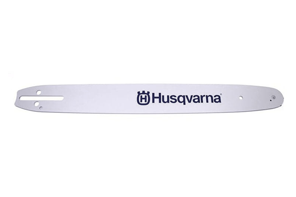 Srebrna prowadnica 14 Husqvarna z logo, frontalne ujęcie, leżąca na płasko. Otwory montażowe na końcach. Do pił łańcuchowych, długość 52DL, grubość 1,3 mm.