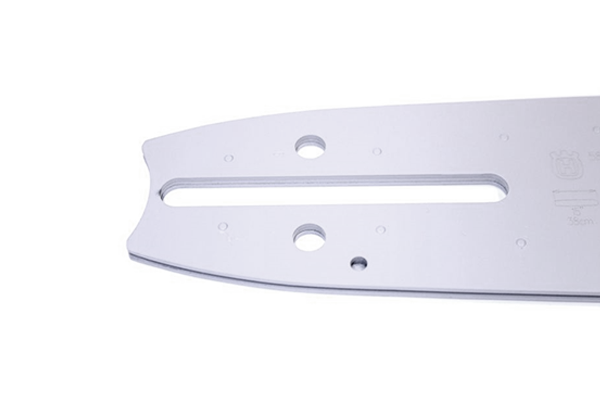 Prowadnica Husqvarna 15, 3/8, 1,5 mm, 56DL, widoczna z boku. Wykonana z metalu, srebrna z zaznaczonymi otworami montażowymi. Gładka powierzchnia, bez dodatkowych zdobień. Idealna do zamontowania w narzędziach ogrodowych.