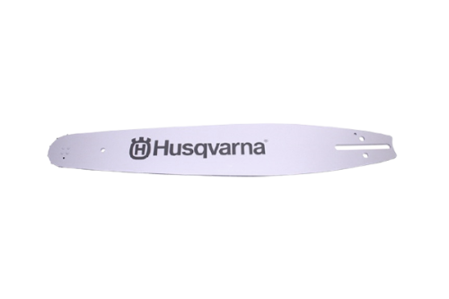 Prowadnica 18/3/8/1,5mm/68DL do montażu Husqvarna, w kolorze metalicznym z widocznym logo. Zbliżenie na prostą, wydłużoną formę z otworami montażowymi. Prezentowana na białym tle, idealna do użytku w narzędziach elektrycznych.