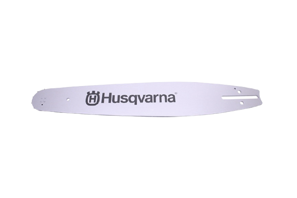 Prowadnica 18/3/8/1,5mm/68DL do montażu Husqvarna, w kolorze metalicznym z widocznym logo. Zbliżenie na prostą, wydłużoną formę z otworami montażowymi. Prezentowana na białym tle, idealna do użytku w narzędziach elektrycznych.