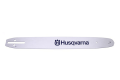 Prowadnica Husqvarna 16/3/8/1,3 mm/56DL, metalowa, biała z logo, frontalne ujęcie na białym tle. Widoczne otwory montażowe i gładka powierzchnia. Do pił łańcuchowych, praktyczna i funkcjonalna.