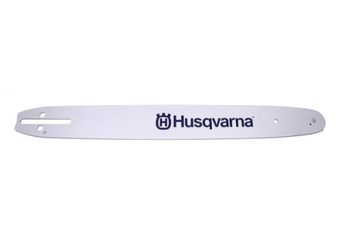 Prowadnica Husqvarna 16/3/8/1,3 mm/56DL, metalowa, biała z logo, frontalne ujęcie na białym tle. Widoczne otwory montażowe i gładka powierzchnia. Do pił łańcuchowych, praktyczna i funkcjonalna.