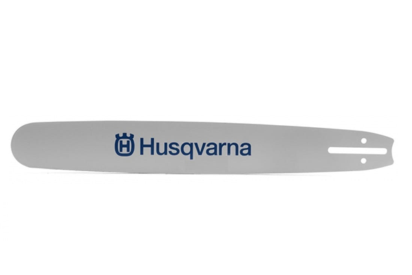 Prowadnica Husqvarna 42/.404/1,6 mm/124DL, w kolorze srebrnym z niebieskim logo. Prezentowana z boku, podkreślająca prosty, gładki kształt oraz otwory montażowe. Idealna do stosowania z piłami łańcuchowymi. Tło białe.