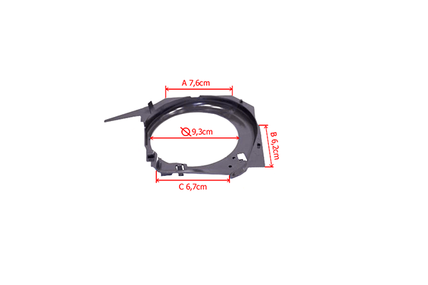 Czarna osłona wentylatora do pilarek Husqvarna 51, 55 z okrągłym otworem 9,3 cm. Wymiary: A 7,6 cm, B 6,2 cm, C 6,7 cm. Zdjęcie na białym tle, pokazujące mocowanie i kształt.