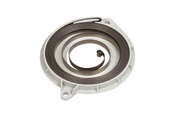 Sprężyna rozrusznika w kolorze brązowym, okrągła, umieszczona w białej obudowie. Widok z góry, ukazuje spiralną, metalową strukturę sprężyny oraz niewielką, zakręconą końcówkę. Tło proste, jasne dla lepszej czytelności.