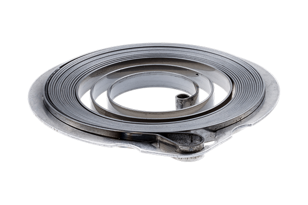 Sprężyna rozrusznika pilarki Husqvarna 245XP, 254, 257, 262XP w metalicznym kolorze, poziomo, pokazująca okrągły kształt i mechanizm spirali, z detalami mocowania i otworów.