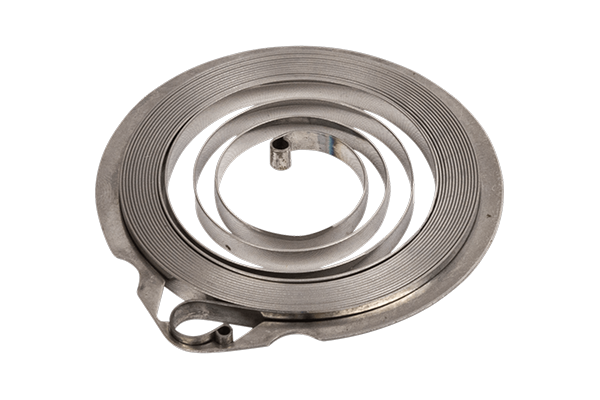 Sprężyna rozrusznika do pilarek Husqvarna 246, 242, Jonsered RS40, RS51, RS52, z stali nierdzewnej, okrągła, na gładkim tle. Złożona z kilku warstw, widoczne mocowanie. Kąt ujęcia z boku, dobrze eksponujący kształt i detale sprężyny.