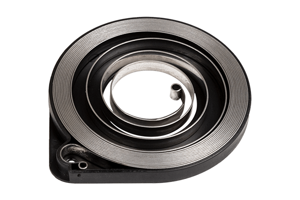 Metalowa sprężyna rozrusznika do pilarek Husqvarna, okrągła, leżąca na czarnym tle, z widocznymi zwojami i mocowaniem, o matowej, metalicznej powierzchni.