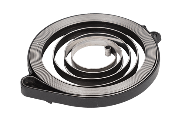 Sprężyna rozrusznika w kolorze metalicznym, na płaskim tle, złożona w formie spiralnej. Widoczne wyraźne detale krawędzi, z centralnym otworem. Produkt leży na boku, ukazując precyzyjny kształt i konstrukcję.