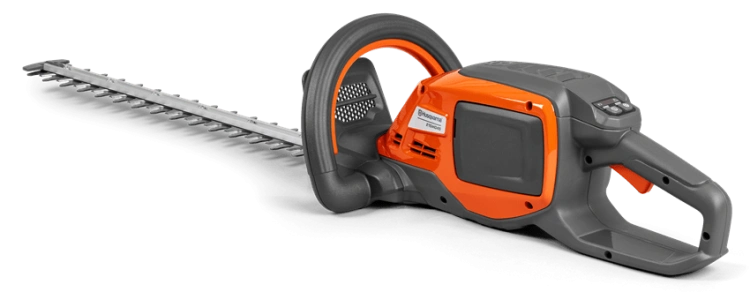 Nożyce akumulatorowe Husqvarna 215iHD45 w kolorze pomarańczowym i szarym, z długim ostrzem widocznym z boku, z ergonomiczną rączką, mocowanym w dużym uchwycie. Kąt widzenia z boku, ukazujący całe narzędzie w pozycji leżącej.