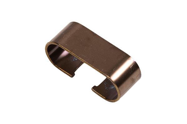 Metalowa sprężyna sprzęgła pilarki Husqvarna, prostokątna z wycięciami, ułatwiającymi montaż. Widoczna w zbliżeniu na jednolitym tle, z śladami użytkowania, idealna do regeneracji sprzętu.