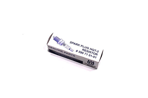 Świeca zapłonowa HQT-2 Resistor w białym opakowaniu z niebieskimi i czarnymi napisami. Widok z góry, prezentujący zarówno produkt, jak i czytelne informacje o modelu, w tym numer katalogowy. Pudełko z logotypem marki na froncie.