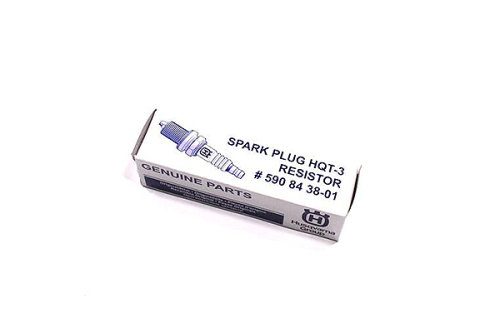Świeca zapłonowa HQT-3 Resistor umieszczona w białym kartonowym opakowaniu. Na opakowaniu widoczny napis SPARK PLUG HQT-3 RESISTOR oraz numer #590 84 38-01. Opakowanie ma prostokątny kształt z lakierowanym wykończeniem.