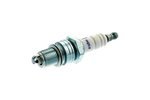 Świeca zapłonowa HQT-7 Resistor w ujęciu z boku, leżąca na jasnym tle. Metalowy gwint ze stalowym wykończeniem, ceramiczna część biała z widocznym nadrukiem HQT-7. Zmetalizowany element na końcu, faktyczne wymiary nieokreślone.