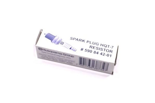 Nieotwarta, biała paczka świecy zapłonowej HQT-7 Resistor z napisem SPARK PLUG HQT-7 RESISTOR i logo Husqvarna. Opakowanie ma niebieskie i czarne detale, sugerujące mały rozmiar produktu.