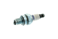 Świeca zapłonowa HQT-8 Resistor w zbliżeniu, z metalowym gwintem i ceramiczną częścią. Widoczny napis HQT-8 na białym elemencie. Produkt leży na jednolitym tle, ukazując szczegóły konstrukcji i kształt.