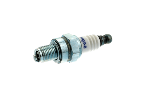 Świeca zapłonowa HQT-8 Resistor w zbliżeniu, z metalowym gwintem i ceramiczną częścią. Widoczny napis HQT-8 na białym elemencie. Produkt leży na jednolitym tle, ukazując szczegóły konstrukcji i kształt.