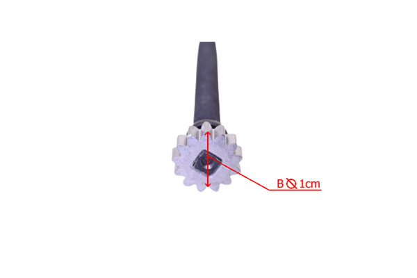 Śruba napinacza łańcucha do pilarki Husqvarna 240E, metalowa, ząbkowana głowica, widok z przodu, długość korpusu 1 cm, czarny uchwyt. Element mocujący do łańcucha pilarki, przeznaczony do regulacji napięcia.