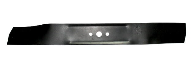 Nóż do kosiarki o długości 53 cm, wykonany z metalu w kolorze czarnym. Ujęcie frontalne, ukazuje trzy otwory mocujące. Prosty kształt z lekko zaokrąglonymi końcami. Produkt leży na białym tle, co podkreśla detale.