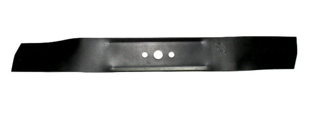 Nóż do kosiarki o długości 53 cm, wykonany z metalu w kolorze czarnym. Ujęcie frontalne, ukazuje trzy otwory mocujące. Prosty kształt z lekko zaokrąglonymi końcami. Produkt leży na białym tle, co podkreśla detale.