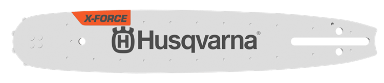Prowadnica Husqvarna 14 z oznaczeniem X-Force. Wykonana z szarego metalu, o prostokątnym kształcie, z logo marki i napisem. Umlotowana z otworami montażowymi, odpowiednia do pił łańcuchowych. Widok z góry.