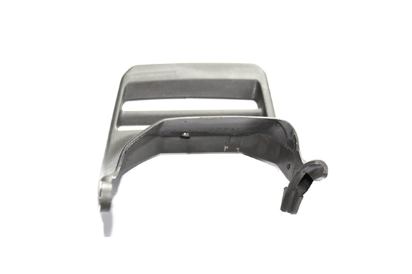 Dźwignia hamulca pilarki Husqvarna 372XP w kolorze szarym, wykonana z trwałego plastiku. Zbliżenie na produkt, ukazujące jego prostokątny kształt, wycięcia oraz protrudujące mocowanie. Element widoczny z przodu, na białym tle.