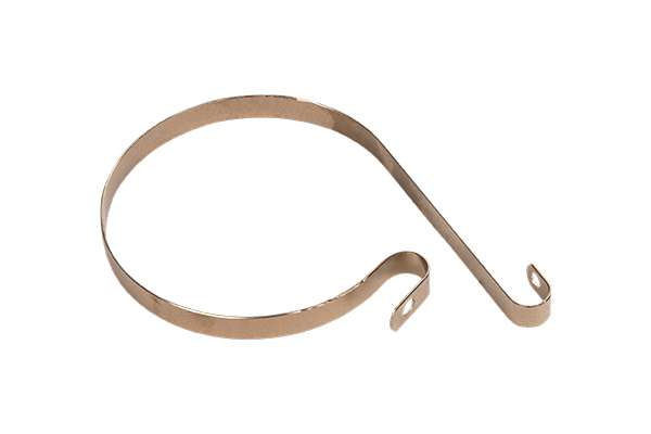 Taśma hamulca pilarki Husqvarna w kolorze złotym, wykonana z metalowego materiału. Produkt złożony, widoczny z boku, z charakterystycznym zakrzywieniem na końcu. Prosty, bez dodatkowych zdobień; brak widocznych napisów lub logo.