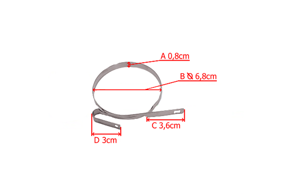 Taśma hamulca pilarki Husqvarna T435 w kolorze srebrnym, metalowa, o średnicy 6,8 cm i szerokości 0,8 cm. Ułożona poziomo, z widocznymi wymiarami (B, C, D). Przeznaczona do użytku w pilarkach, z otworem montażowym. Tło proste.