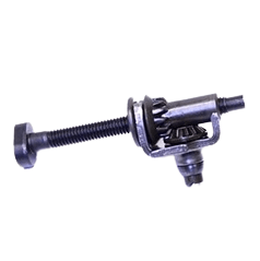 Metalowy napinacz łańcucha do piły spalinowej w kolorze ciemnosrebrnym. Widok boczny pokazuje śrubę, mechanizm blokujący oraz zębatki. Prosty, funkcjonalny element do precyzyjnego napięcia łańcucha na jednolitym tle.