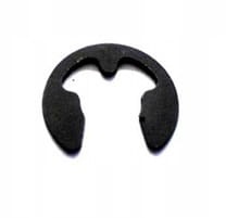 Czarny pierścień zabezpieczający napinacz łańcucha do piły spalinowej Husqvarna 40, półokrągły, na białym tle, bez napisów i akcesoriów.