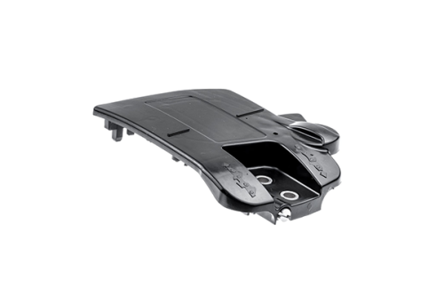 Pokrywa zespołu hamulca pilarki CS340 McCulluch w kolorze czarnym, widoczna z boku, lekko uniesiona. Wykonana z tworzywa sztucznego z widocznymi otworami montażowymi oraz detalami konstrukcyjnymi. Tło białe, co podkreśla produkt.