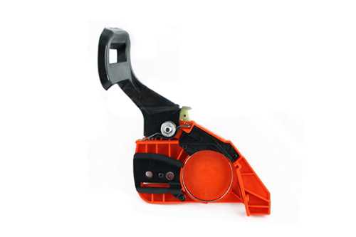 Pomarańczowo-czarny zespół hamulca T38 do pilarki spalinowej, widok z boku. Ergonomiczna rączka, elementy mocujące oraz lekko wypukły mechanizm hamulca na prostym białym tle.