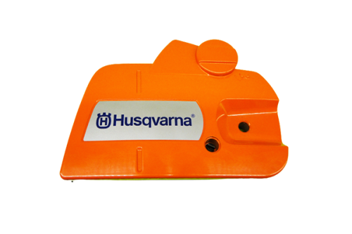 Zespół hamulca/pokrywa sprzęgła w kolorze pomarańczowym z logo Husqvarna. Produkt widoczny z przodu, płaski, z okrągłym wcięciem i otworem na wkręt. Precyzyjnie wykonany, z oznaczeniami, pasujący do modeli pilarek 435, 135, 140, 440 II.