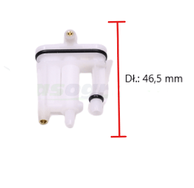 Dysza gaźnika Briggs&Stratton 450e, biała plastikowa, dł. 46,5 mm, z dwoma otworami na złącza i czarnym uszczelniaczem, na jasnym tle, widok frontalny.