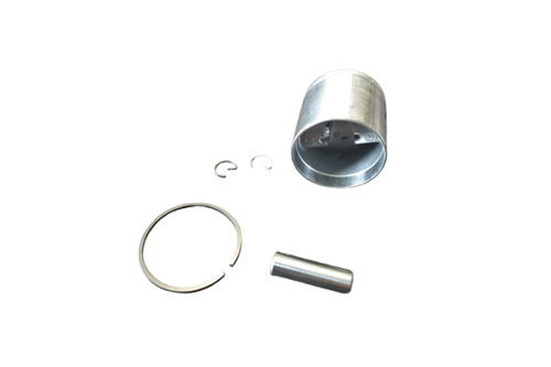 Zespół tłoka dmuchawy 125B/wykaszarki 128R Husqvarna z metalowym cylindrem, pierścieniem, sprężynami i cięgnem na białym tle, ukazujący detale konstrukcyjne. Cylinder ma matową powierzchnię, pierścień jest okrągły.