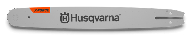 Prowadnica 16“ Husqvarna w kolorze srebrnym, z logo Husqvarna oraz detalami w pomarańczowym. Ujęcie frontalne, produkt leży poziomo. W widocznym nacięciu miejsce na mocowanie. Całość gładka, metalowa, przeznaczona do pilarek.