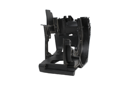 Wspornik skrzyni korbowej w kolorze czarnym, wykonany z tworzywa sztucznego, widoczny z boku, leżący na jednolitym tle. Produkt ma złożoną formę z otworami montażowymi i elementami mocującymi, odpowiadający modelom P340S/P350S/P360S Partner.