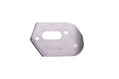 Osłona termiczna pilarki Husqvarna 357XP, 359 w postaci metalowej płytki, srebrna, z wycięciem oraz dwoma otworami montażowymi. Produkt leży na białym tle, frontalnie ukazuje kształt oraz detale konstrukcji.