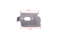 Osłona termiczna pilarki Husqvarna 445, 450 z metalowym wykończeniem, o wymiarach 7 cm x 7 cm. Produkt leży płasko, z widocznym prostokątnym otworem oraz dodatkowym wycięciem na boku. Tło jest proste, co podkreśla detale konstrukcji.