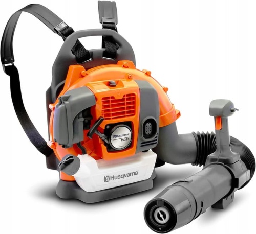 Dmuchawa plecakowa Husqvarna w pomarańczowo-szarym kolorze z regulowanymi paskami, uchwytami i przyciskami. Widok z boku ukazuje silnik i zawór wydmuchu. Przeznaczona do skutecznego usuwania liści.