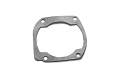 Uszczelka cylindra do pilarek Husqvarna 365/362/372/375. Owalny kształt, metaliczny materiał, szare wykończenie. Widoczne otwory montażowe w rogach, zdjęcie z bliska na prostym, białym tle.
