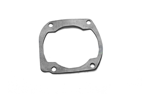 Uszczelka cylindra do pilarek Husqvarna 365/362/372/375. Owalny kształt, metaliczny materiał, szare wykończenie. Widoczne otwory montażowe w rogach, zdjęcie z bliska na prostym, białym tle.