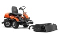 Kosiarka bijakowa Profi Husqvarna w ujęciu frontalnym, z widocznym pomarańczowym siedzeniem, kierownicą i czarnym osprzętem, w tym dużą, czarną głowicą tnącą obok. Produkt stoi na trzech kołach, a tło jest białe.