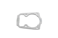 Uszczelka cylindra do pilarki Husqvarna 545/550XP/550XPG, metaliczna, o gładkiej powierzchni. Kształt prostokątny z wycięciem na cylindrze, widoczne cztery otwory montażowe. Produkt leży na białym tle, ukazując szczegóły konstrukcji.