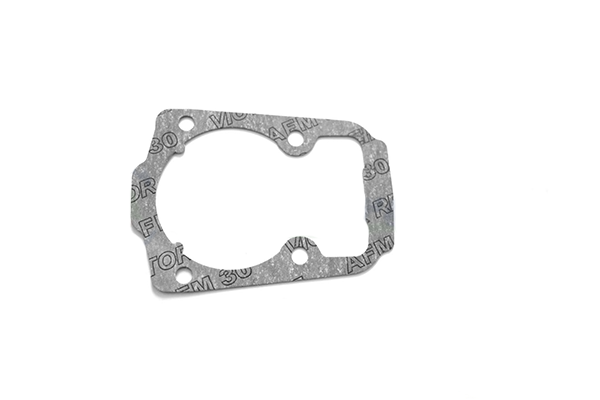 Uszczelka cylindra do pilarki 545/550XP/550XPG Husqvarna w kolorze szarym, wykonana z trwałego materiału. Produkty widoczne z boku, w płaskiej pozycji, z wyraźnymi napisami na powierzchni. Tło białe, co podkreśla detale produktu.