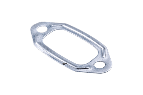 Uszczelka tłumika pilarki Husqvarna 61/66/266. Metalowa, prostokątna, w kolorze srebrnym z dwoma okrągłymi otworami. Widoczna struktura materiału z delikatnymi bruzdami. Produkt leży poziomo na białym tle, co uwydatnia detale konstrukcji.