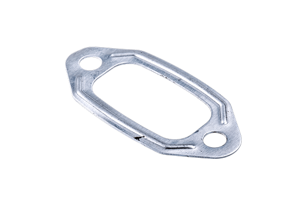 Uszczelka tłumika pilarki Husqvarna 61/66/266. Metalowa, prostokątna, w kolorze srebrnym z dwoma okrągłymi otworami. Widoczna struktura materiału z delikatnymi bruzdami. Produkt leży poziomo na białym tle, co uwydatnia detale konstrukcji.