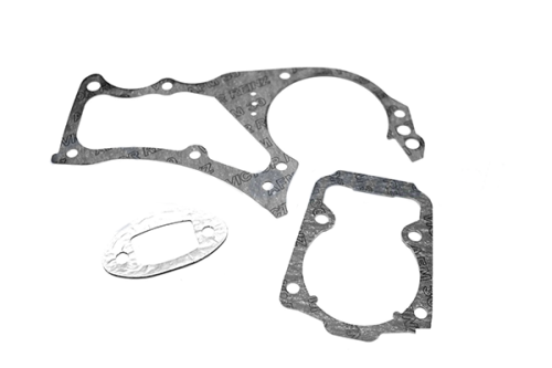 Zestaw uszczelek do pilarek Husqvarna 556/555/562XP/560XPG, z różnymi kształtami i metalicznym wykończeniem, ułożony na białym tle, z widocznymi detalami montażowymi.
