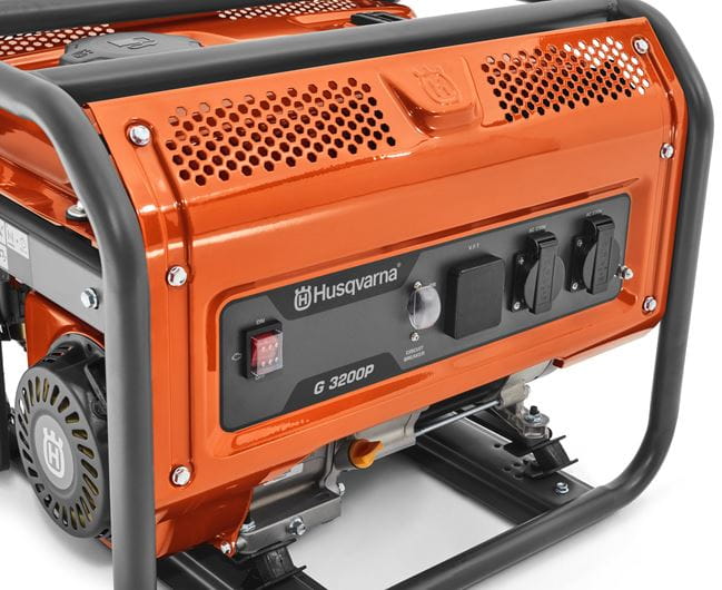 Agregat prądotwórczy Husqvarna G2500P w pomarańczowej obudowie, z widocznymi przyciskami i przełącznikami na panelu przednim. Ujęcie frontalne, produkt stoi na stabilnej podstawie. Widoczne logo Husqvarna. W tle proste, jasne tło.