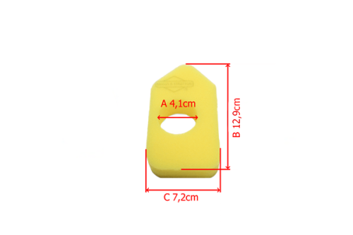 Żółty filtr powietrza do kosiarki, wykonany z tworzywa sztucznego, o wymiarach: długość 12,9 cm, szerokość 7,2 cm, wysokość 4,1 cm. Z widocznym okrągłym otworem centralnym. Stojący, na białym tle, bez dodatkowych elementów.